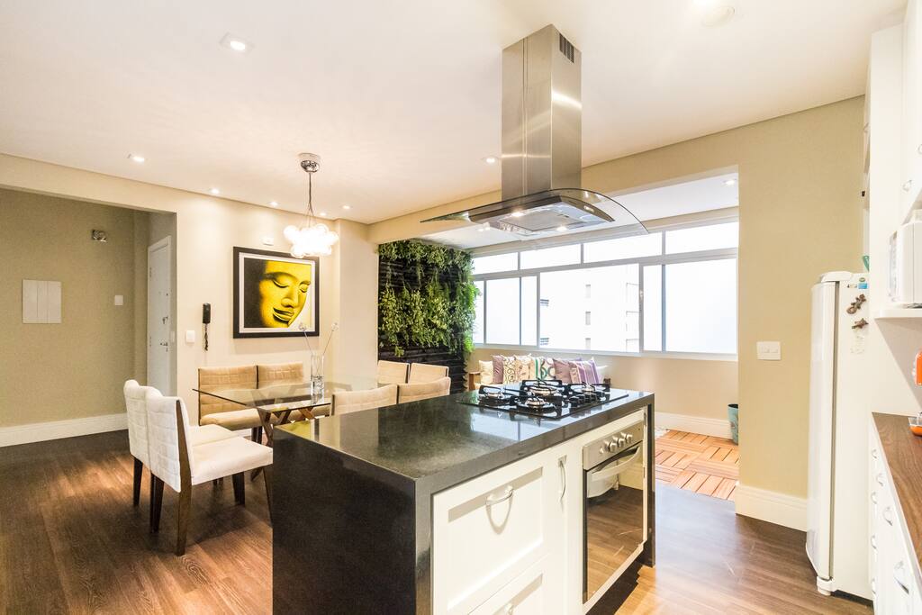 Stylish dining room and equiped kitchen with cooktop, espresso machine, dishwasher, etc / Sala de jantar elegante e cozinha equipada com cooktop, maquina de espresso, lava-louças, etc.