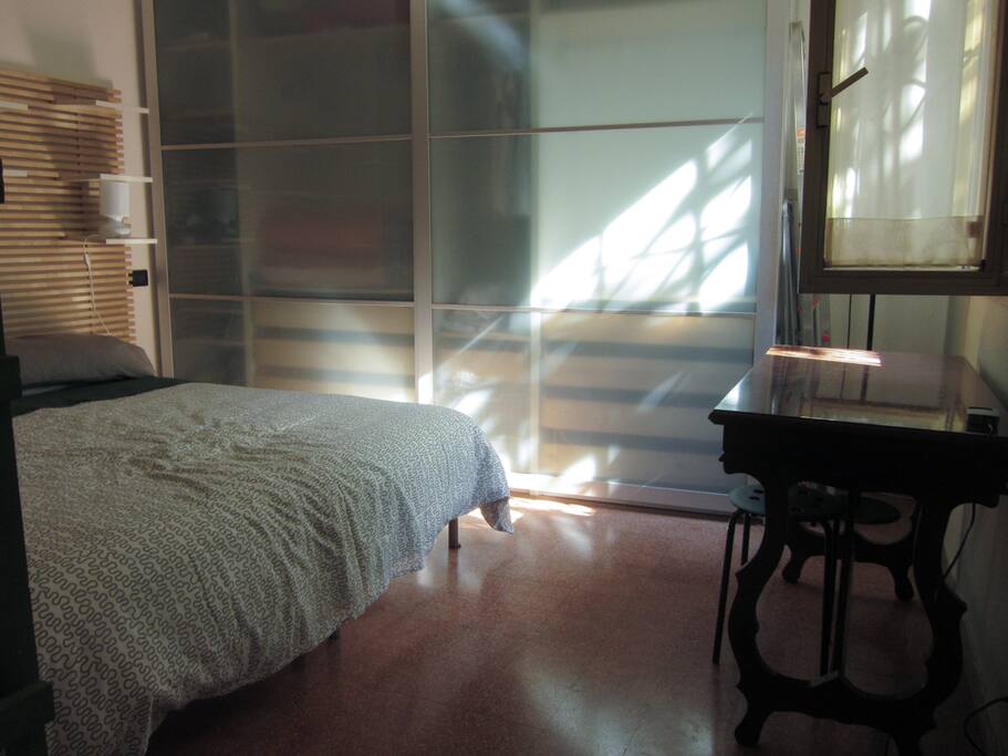 La camera da letto con armadio.