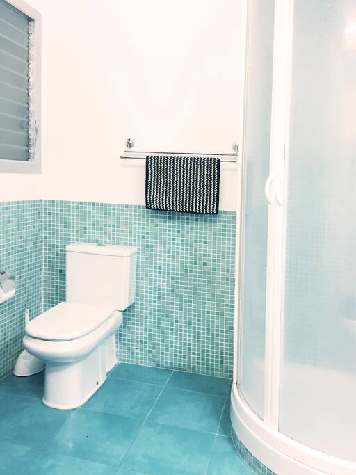 baño amplio y limpio