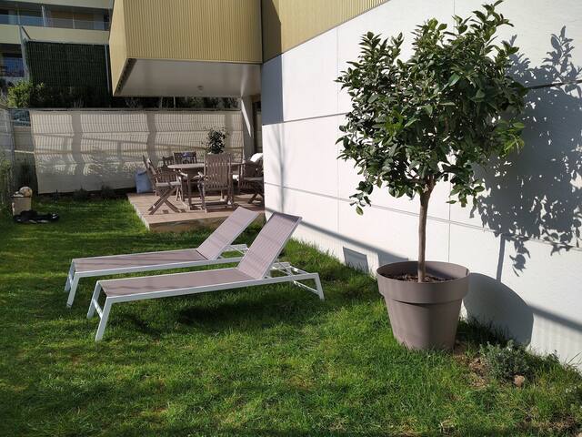 Espectacular bajo con jardín, con piscina.