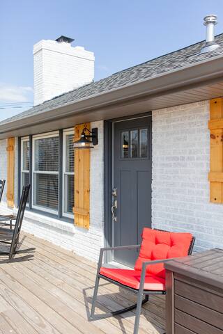 PERFECTLY LOCATED, SPACIOUS, & COMFORTABLE gallery image 3