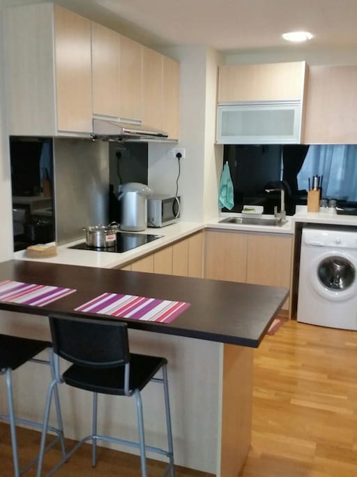Fully equipped kitchen with utenils