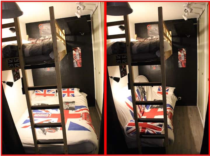 เคบินพร้อมเตียงเดี่ยวและโซฟาเบด (พร้อมฟูกหนา) ตู้เสื้อผ้า (รูปเดียวพร้อมเตียงพับและ 1 รูปพร้อมเตียงกาง) ใต้โซฟาเบดมีเตียงเด็กพร้อมฟูกนอนและเก้าอี้สูง 