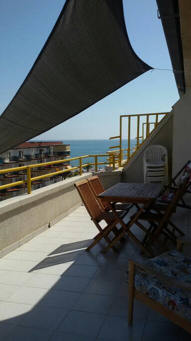 terraza resguardada con toldo