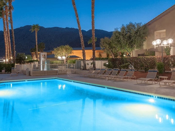 Modern Sparkling Condo Tennis, Pools, Walk 2 town!