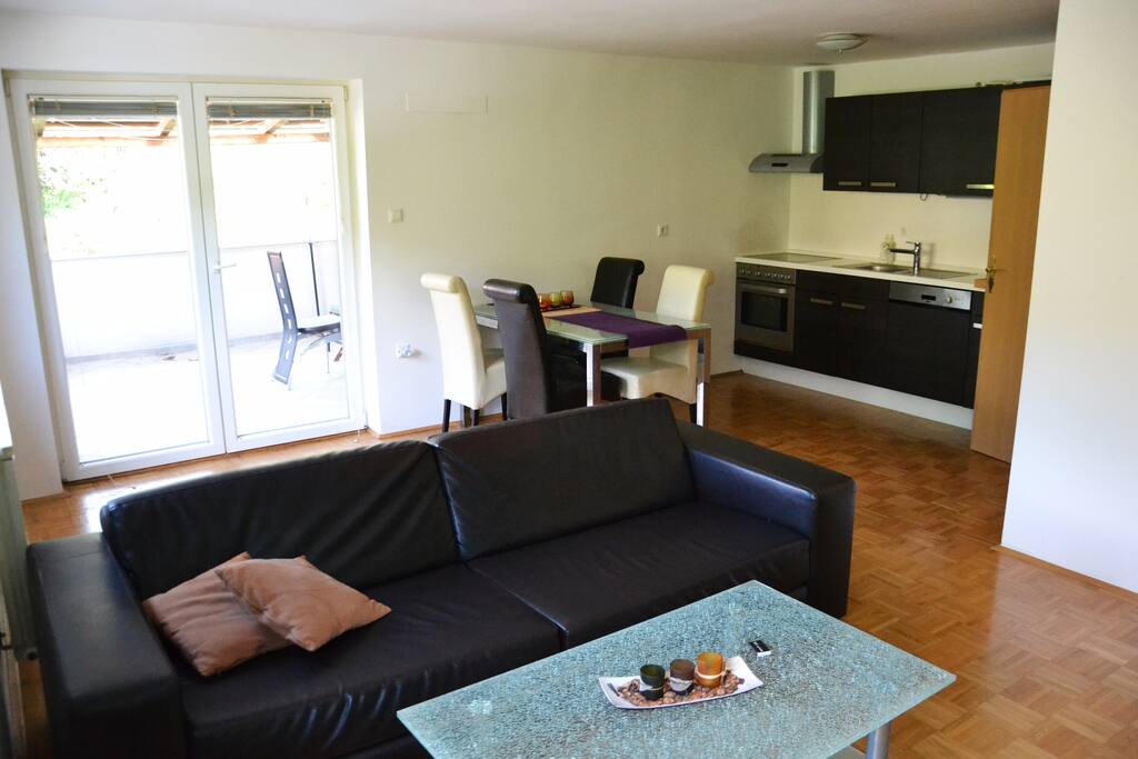 Large and colorful living room with access to the terrace and kitchen.