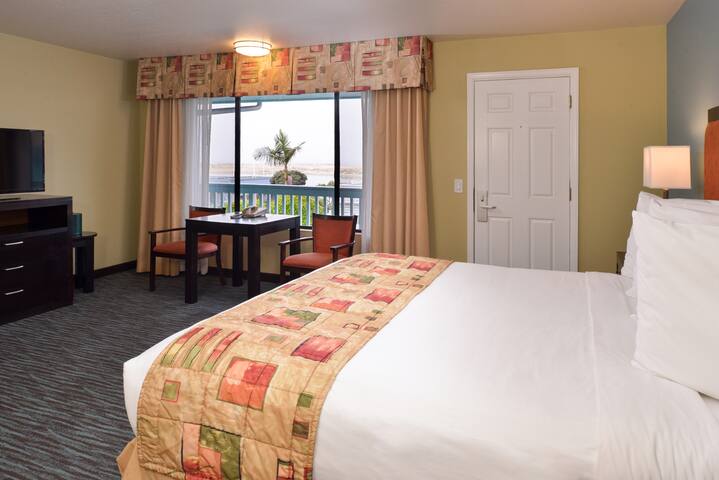 Private Room with Queen Bed in Downtown Morro Bay