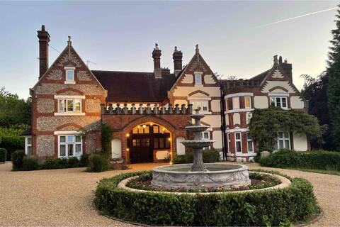 Luxury Surrey Hills Manor | Sleeps 16+ | Parking