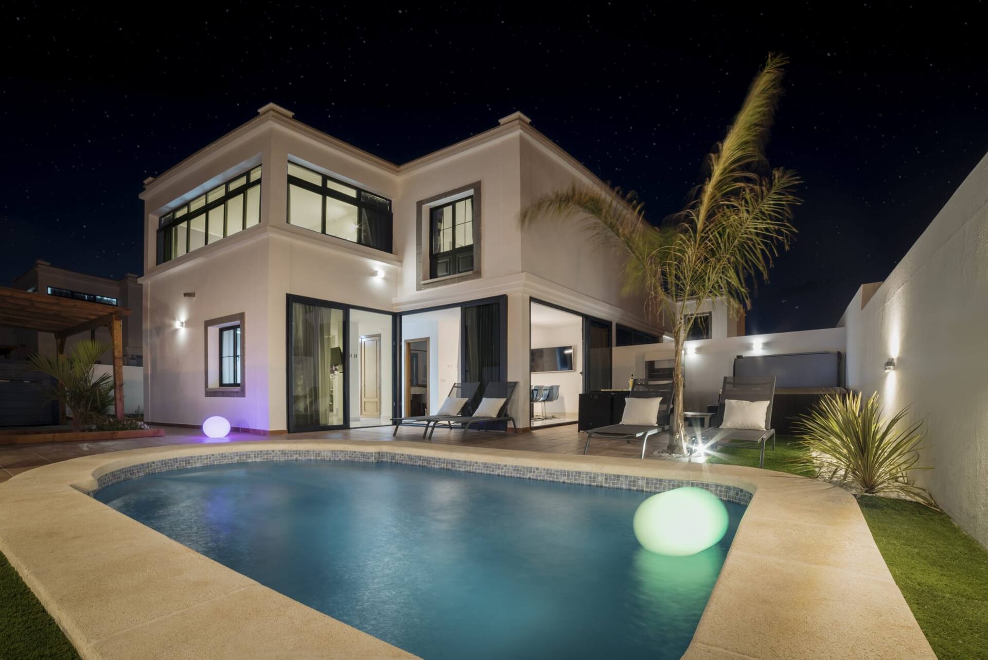 Villa Roble. Heated Pool, Jacuzzi and A.C.