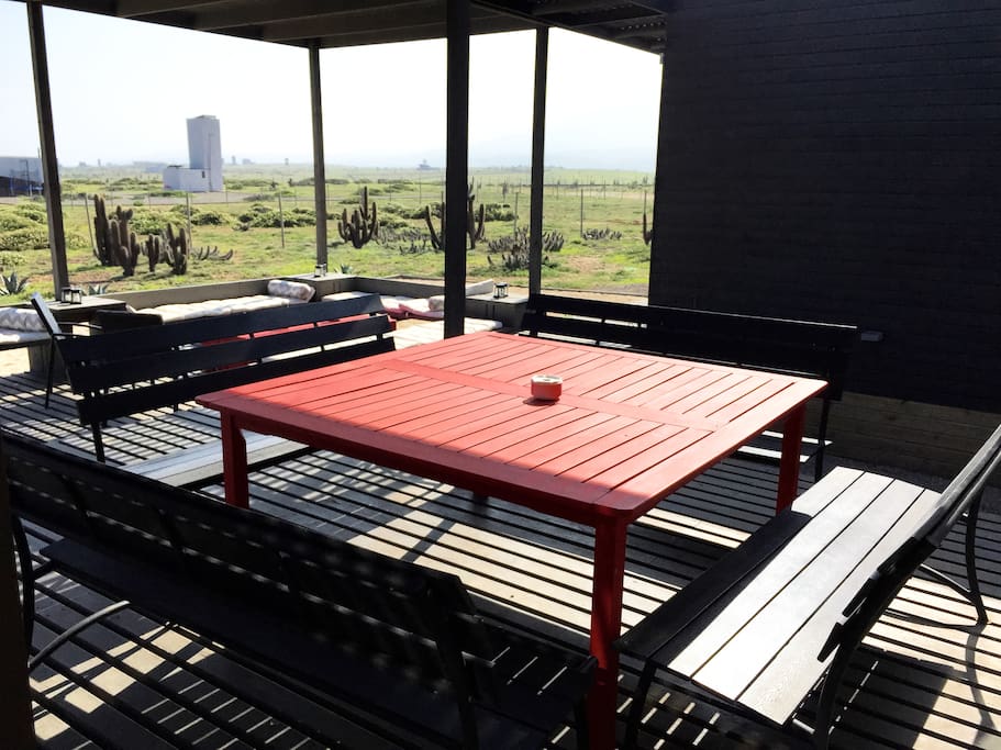 Comedor exterior con vista al mar