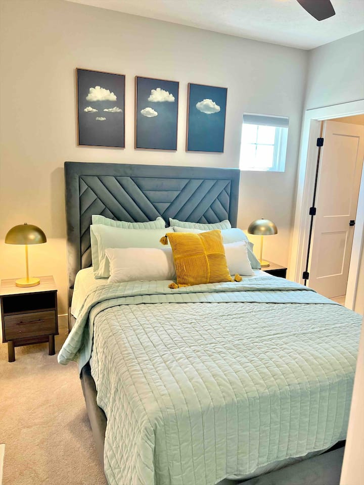 חדר שינה מפואר עם הליכה צמודה בארון, גוונים מחשיכים בחדר, טלוויזיה 55 אינץ', רצפות שטיח, מצעים רכים, מאוורר תקרה, חדר רחצה פרטי.