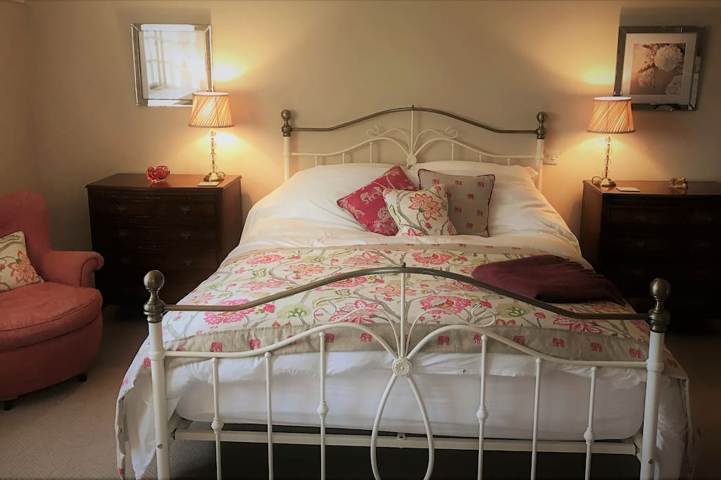 The Pink Room - King Sized Bed and 2 seater sofa with private ensuite
