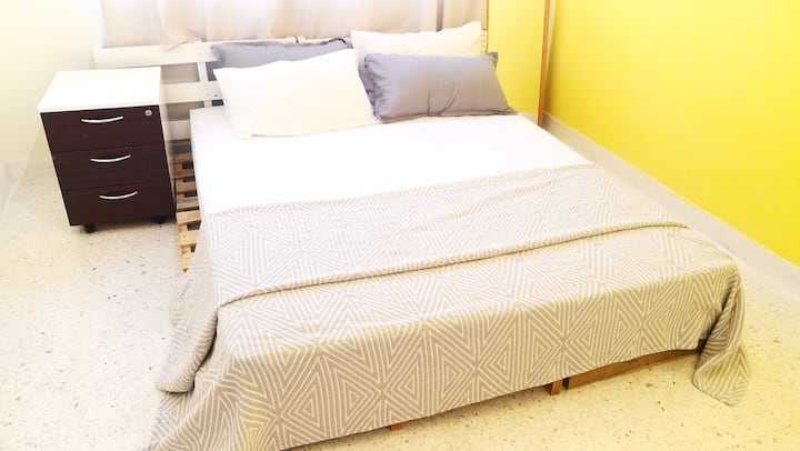Habitación de Ching: cama doble totalmente climatizada con sábanas limpias y sedosas junto con cuatro almohadas mullidas y una hermosa manta. 

¡Limpieza de 5 estrellas, comodidad, higiene y relación calidad-precio! 