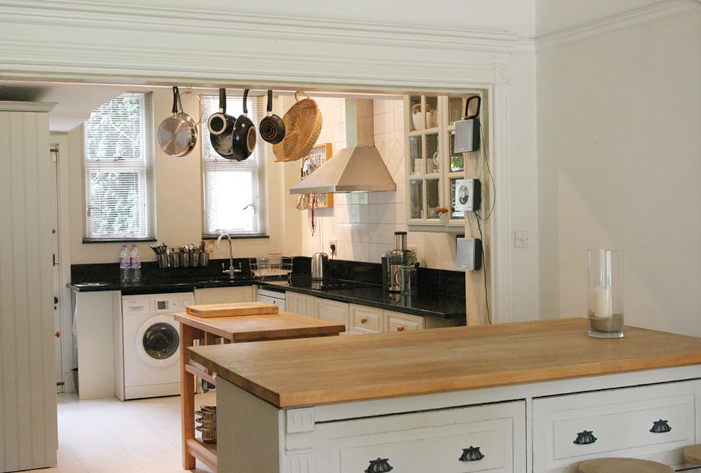 The kitchen is a hub for healthy eating - fresh - organic. Equipped with Pro Juicer for daily Superfood Juices!