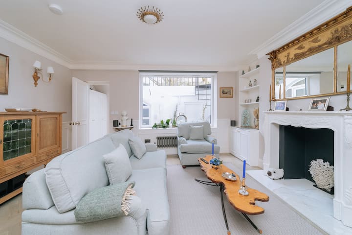 Amazing 2 Bed Apartment, Moments From Hyde Park!