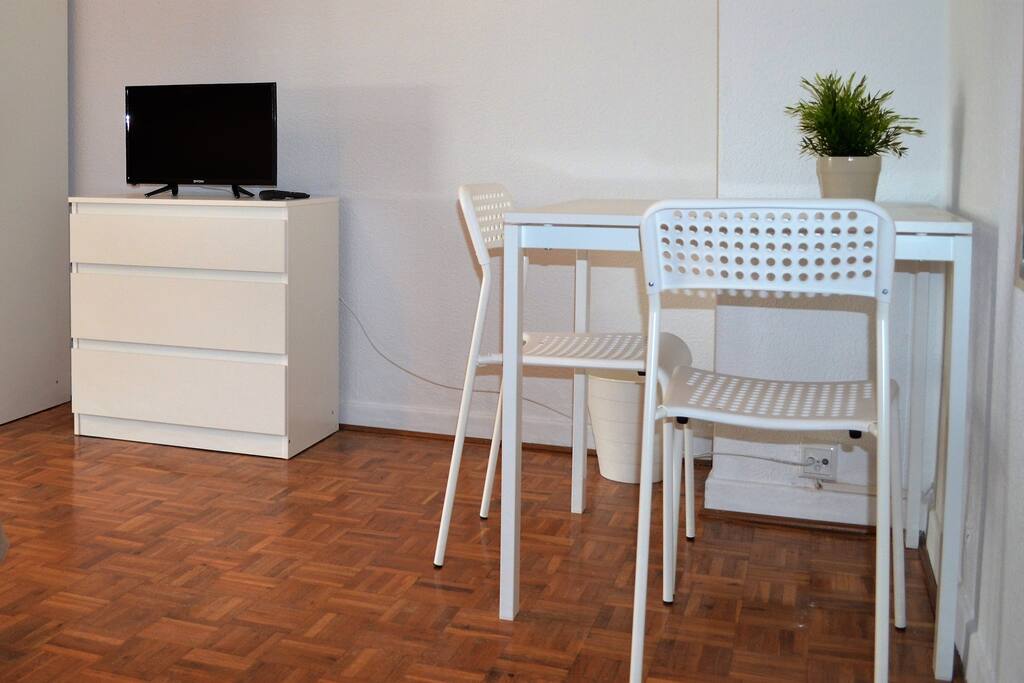 Sitzecke und Fernseher