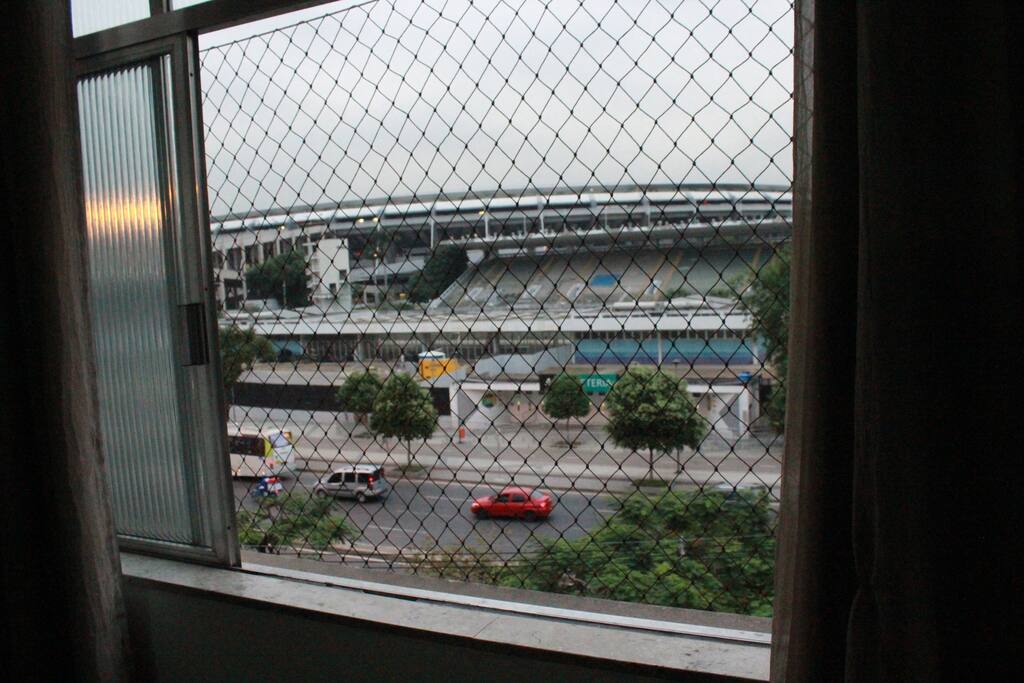 O Maracanã, palco dos maiores clássicos do futebol mundial está ali, bem do seu lado.