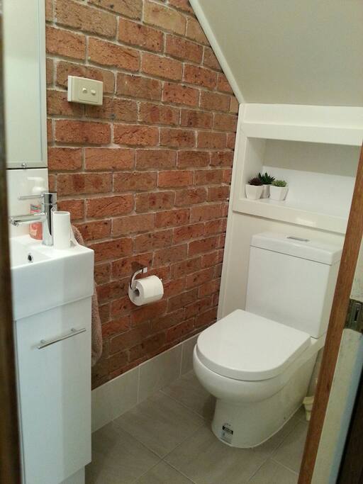 Toilet & vanity in the small ensuite.