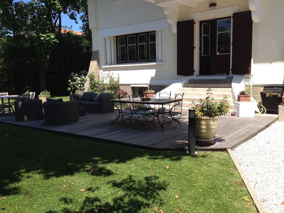 Accès Terrasse au Sud, privatisée de 40 m2 avec salon et grande table et plancha