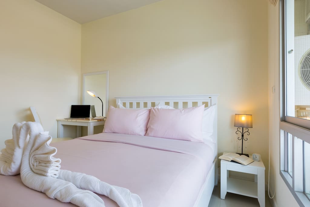 Bedroom with Queen Size Bed (180cm)