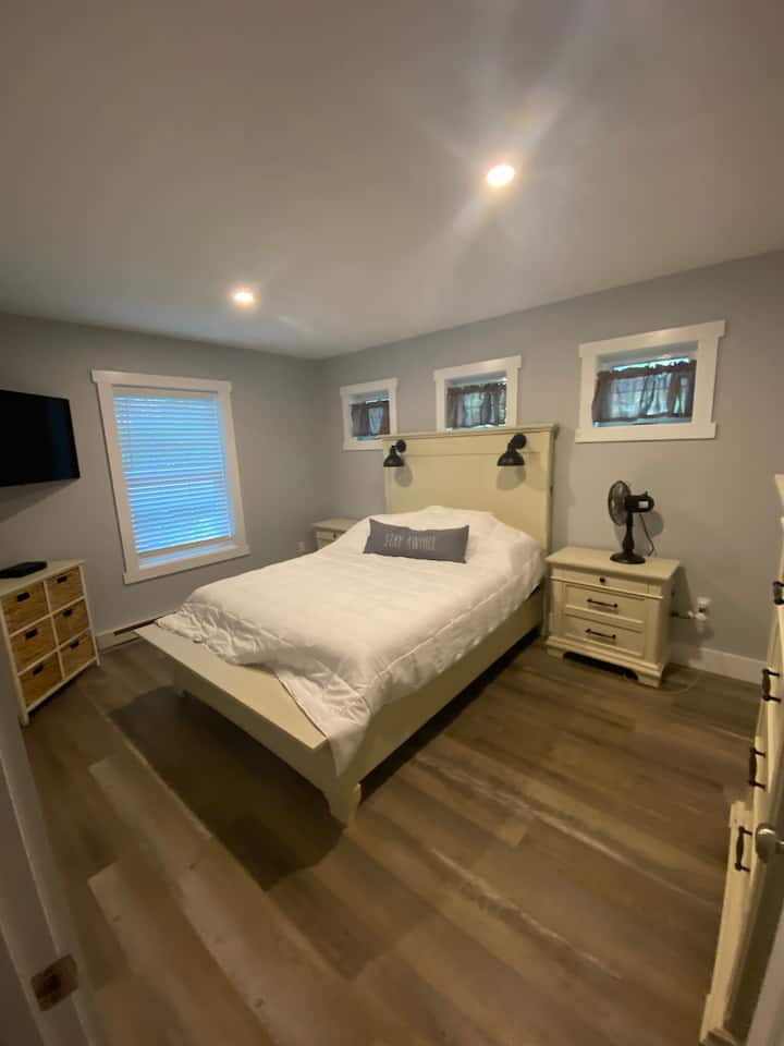 Queen bed with clean white sheets, cable tv