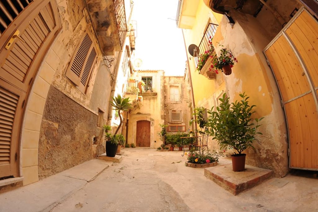 Patio e ingresso alla casa