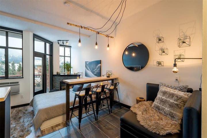 Cozy Mountain View Studio In Whistler Village - 威士拿