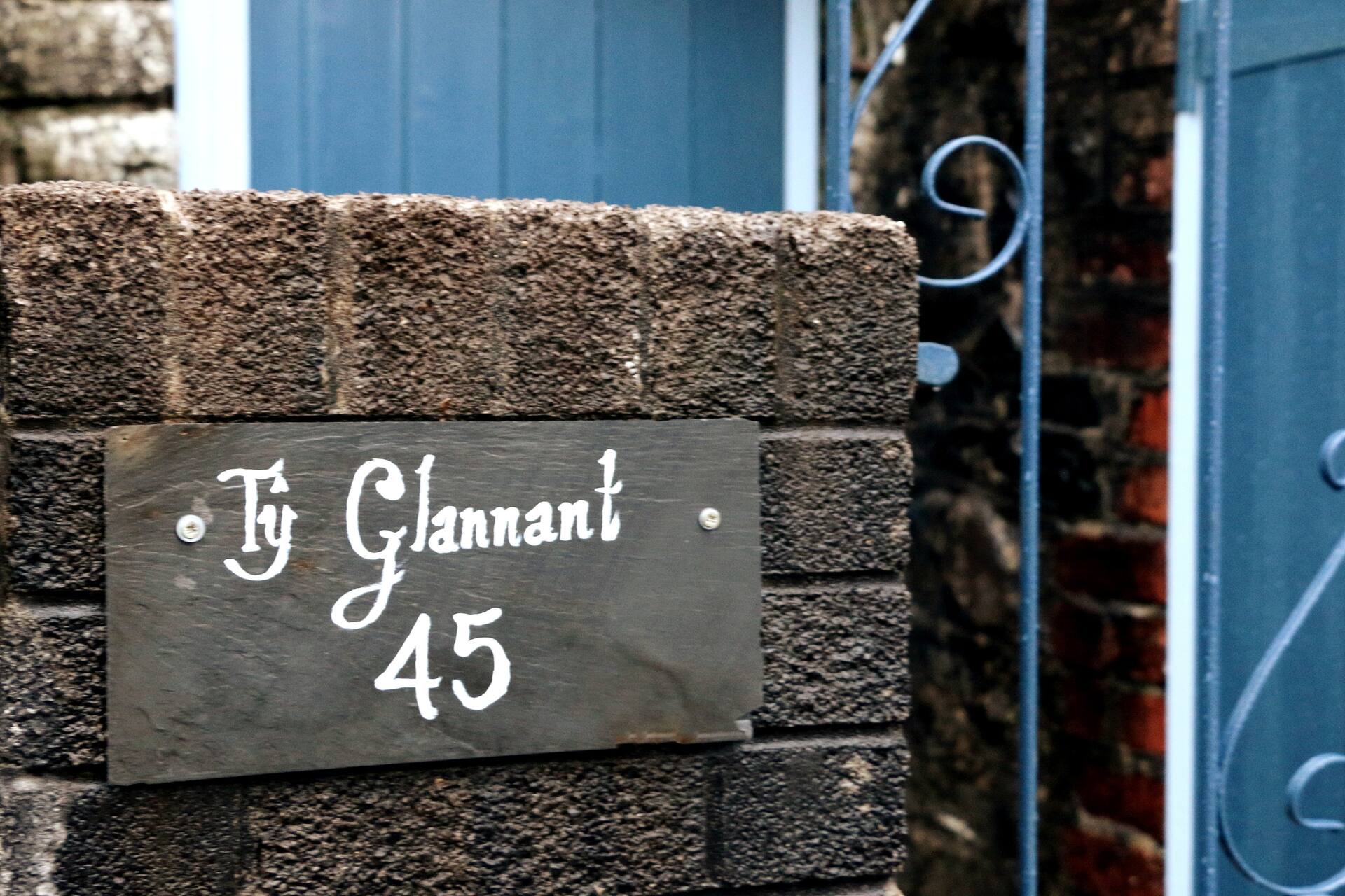 Ty Glannant - cosy house, close to waterfalls.