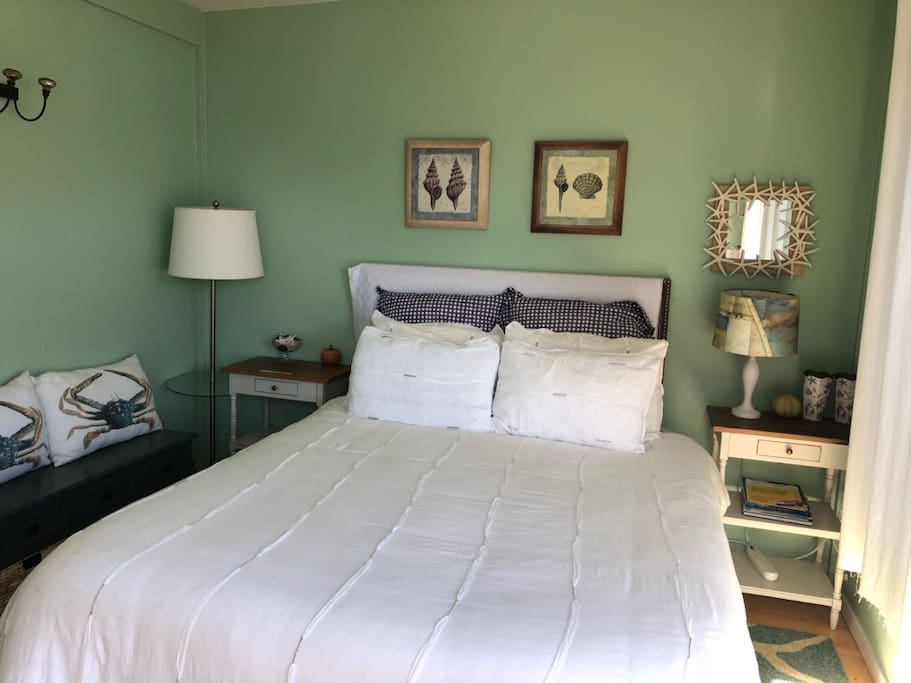 Bedroom alternate view