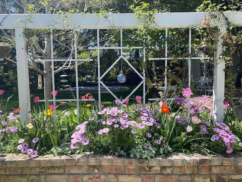 Charming Cottage near Stanford in Lovely Garden