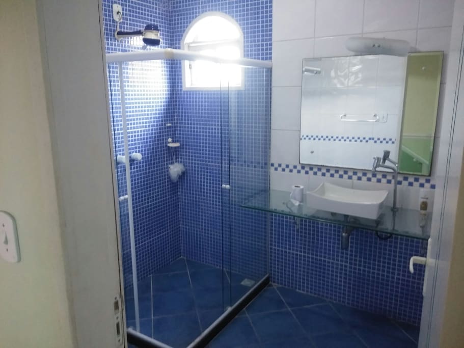 banheiro superior compartilhado com os quartos azul e rosa
