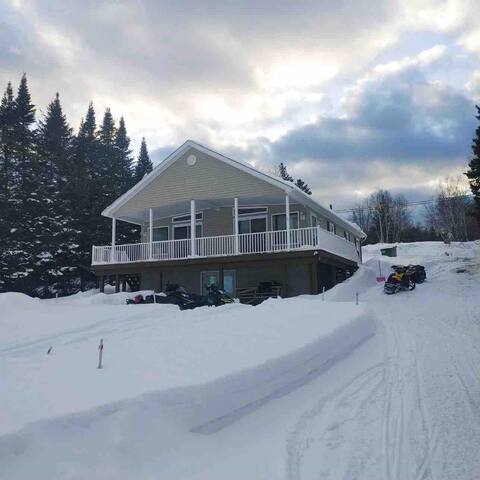 Lakefront cottage with private beach, near trails