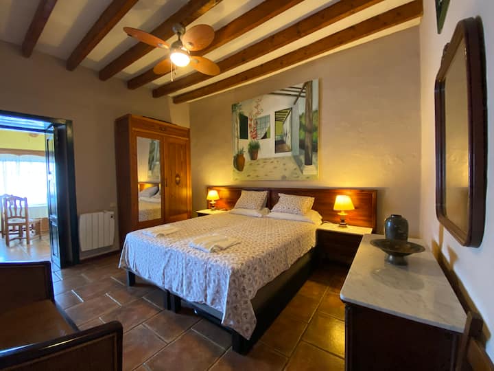Habitación principal  de Casa Rural El Palmito, con cama doble de 1,80 X 2,00 metros