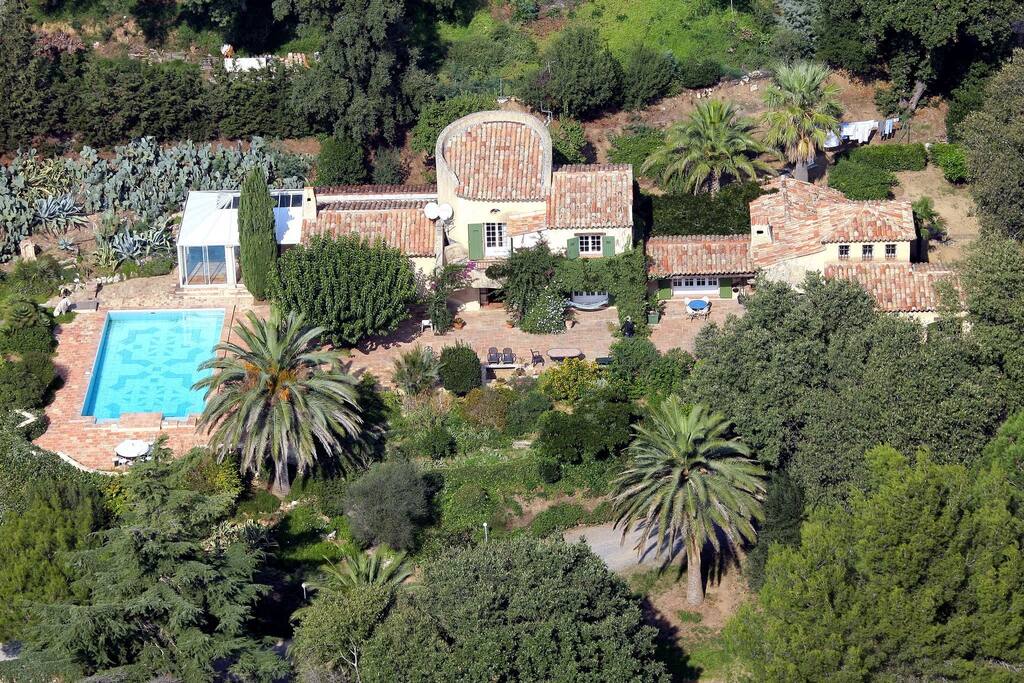 vue aérienne maison et piscine