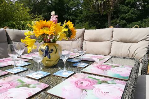 Cosy Home, large  garden & dining patio