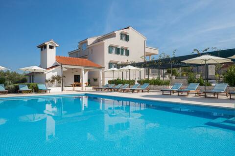 Family villa with pool, bar & sports