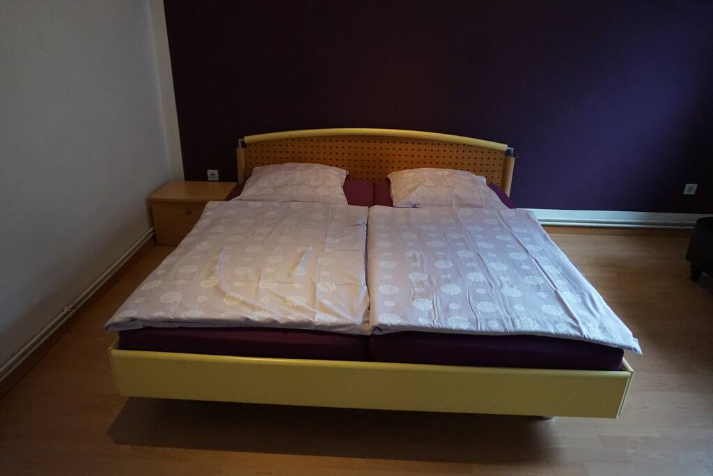 Schlafzimmer mit Doppelbett