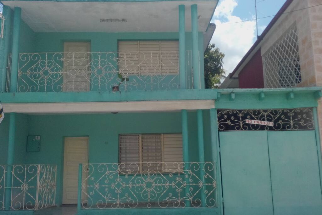 Fachada del hostal, con habitación para la renta en el segundo piso.
