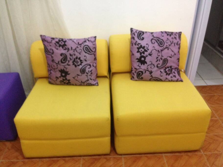 Sofá cama, pode ser usado junto pra casal ou separado, que ficam 2 camas de solteiro!