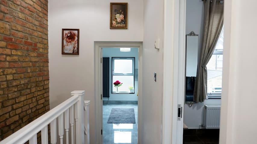 Luxury London House sleeps 13, 2 mins to Metro