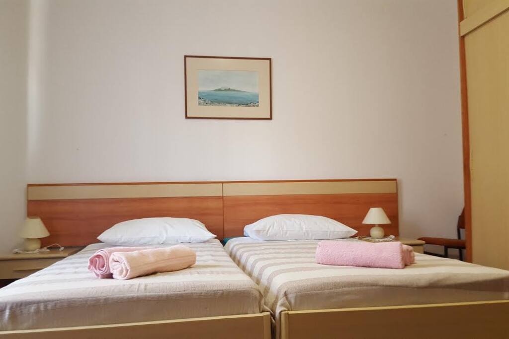 Bedroom with 2 beds