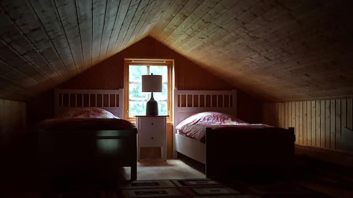 ห้องใต้หลังคาพร้อมเตียงเดี่ยว 3 หลัง