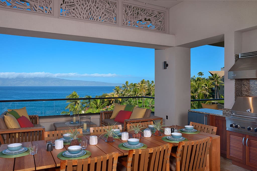 outdoor dining on the lanai