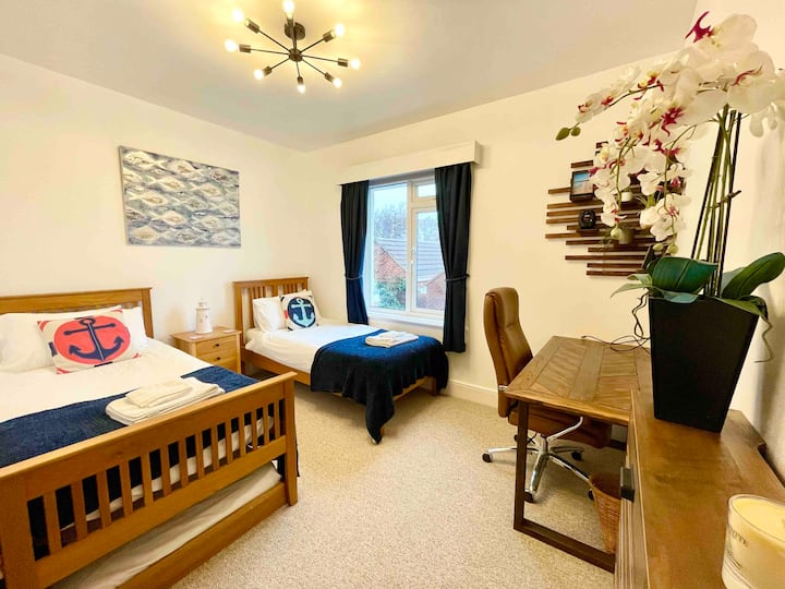 Mooie tweepersoonskamer met kledingkast en bureau (ethernetverbinding). 
