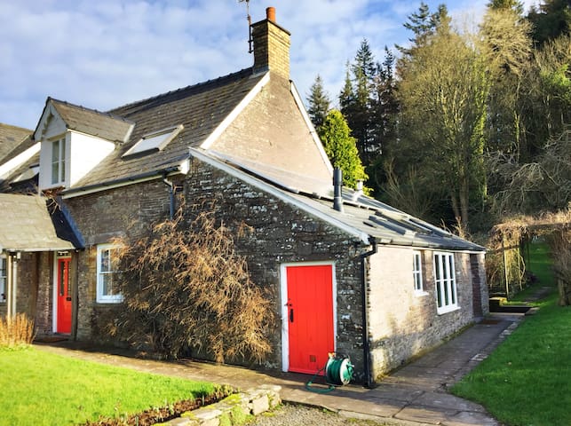 Stone cottage with mountain views-Buckland Brecon