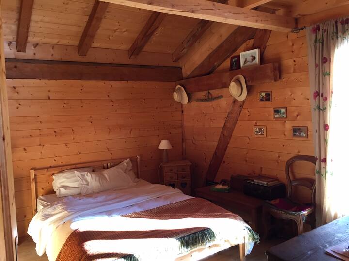 საძინებელი 2 ფანჯრის კარითა და აივნით