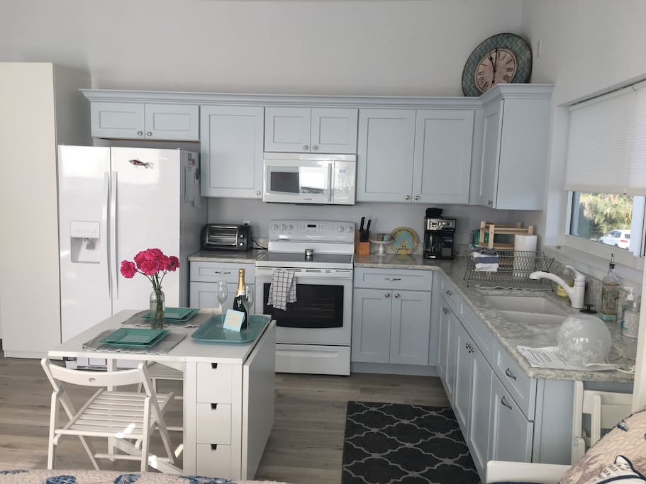 Well-equipped kitchen with major appliances and amenities.