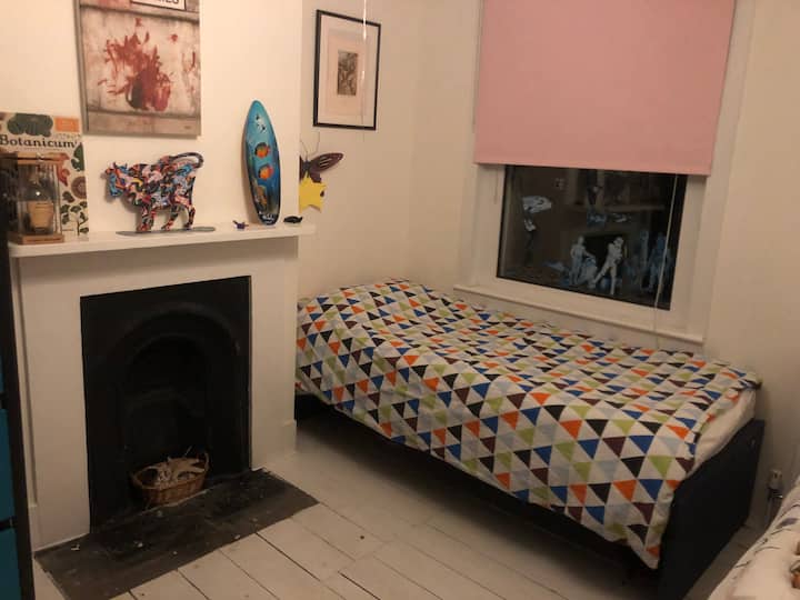 Dhoma 3 2 x krevate tek - mund të bashkohen për të bërë një krevat superking