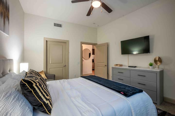 Ბრტყელეკრანიან ტელევიზორი საძინებელში