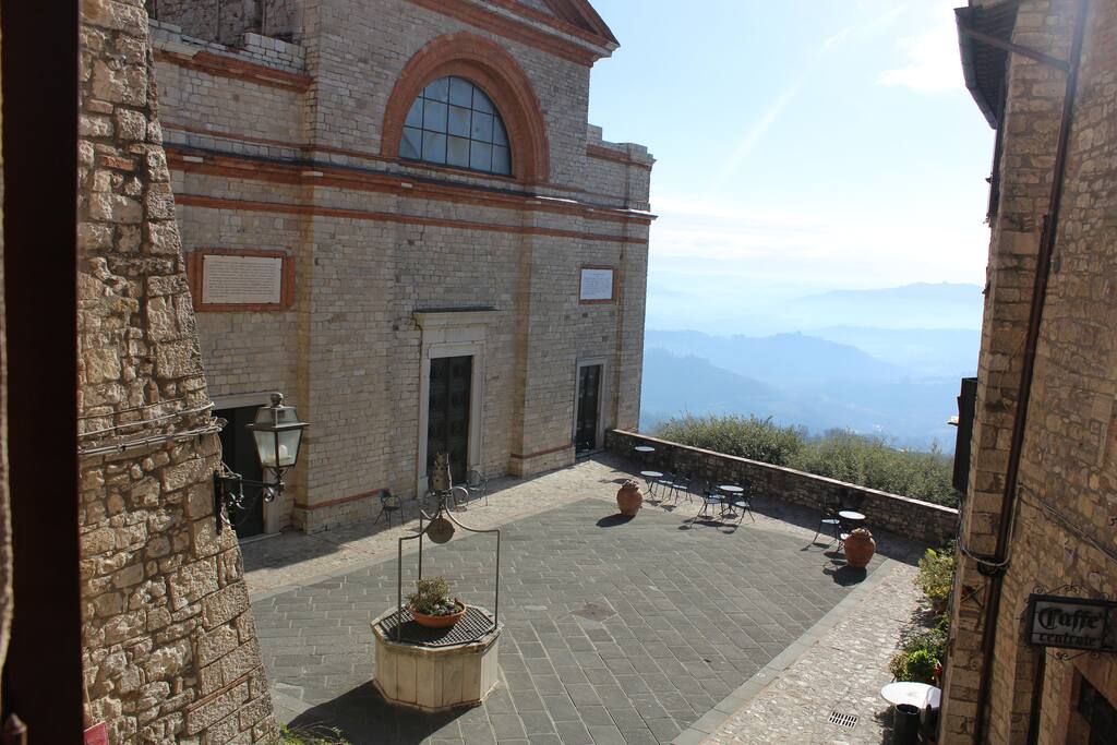 La chiesa principale del paese vista dalle finestre della casa